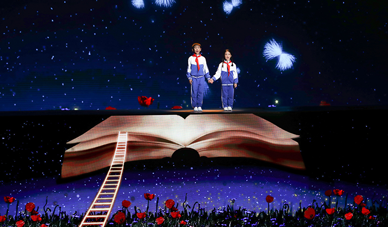 婁藝瀟、劉旖惟、李牧陽表演《大山里的小詩人》