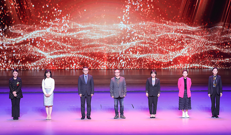 馬天牧、李亞梓、李偉長、李黎、吳越、季亞婭、趙萍代表責任編輯們上臺