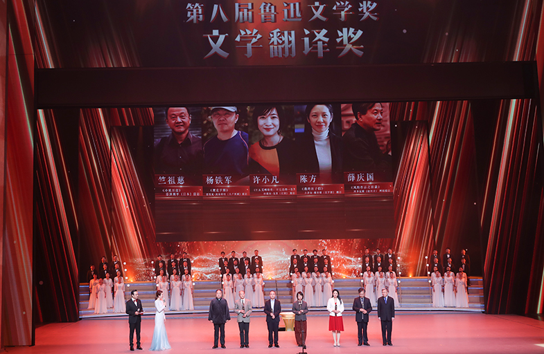 莫言、黃友義為獲獎作家頒獎