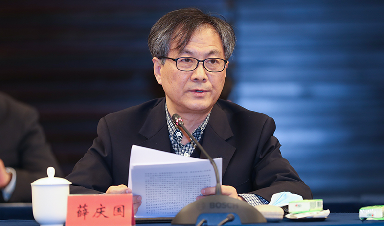 獲獎作家代表薛慶國在會上發言