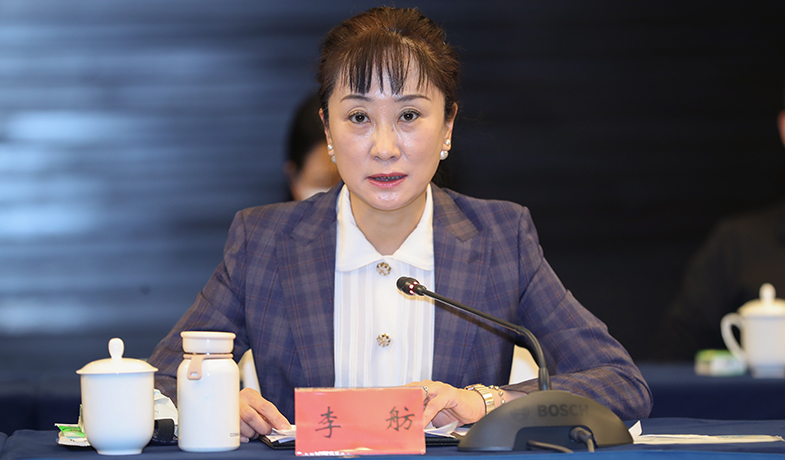 獲獎作家代表李舫在會上發言