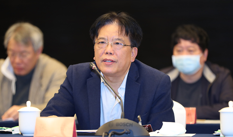 獲獎作家代表張者在會上發言