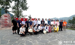 出版社、期刊社負責人在十八洞村合影