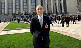 全國政協委員，中國作協黨組成員、副主席、書記處書記吳義勤