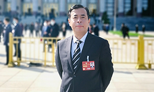 全國政協委員，中國作協主席團委員，遼寧省作協黨組書記、主席滕貞甫