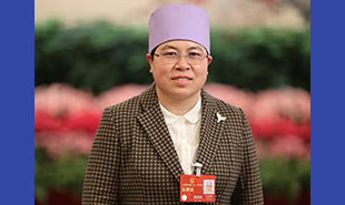 全國人大代表，寧夏回族自治區婦聯副主席，吳忠市紅寺堡鎮人民政府文化站站長馬慧娟