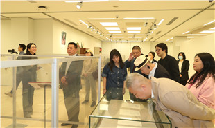 劇作家參觀現代作家書房展