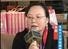 張莉：魏微有著獨特的語言腔調和審美方式　　魏微能夠將自己的寫作納入抒情傳統中，每個人物的敘述都有與日常生活緊密相關的情感表達。[詳細]