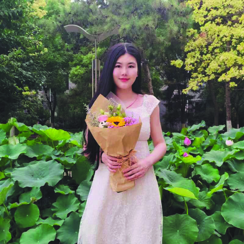 湯介生，原名張明慧，北大中文系博士，科幻懸疑小說作家。代表作《控夢東京》《唐詩生死局》，作品曾入圍央視年度中國好書，獲得首屆燧石文學獎，第十五屆、第十六屆新概念作文大賽全國一等獎。