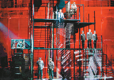 　　《英雄時代》中的九宮格魔方式樓體結構舞臺。