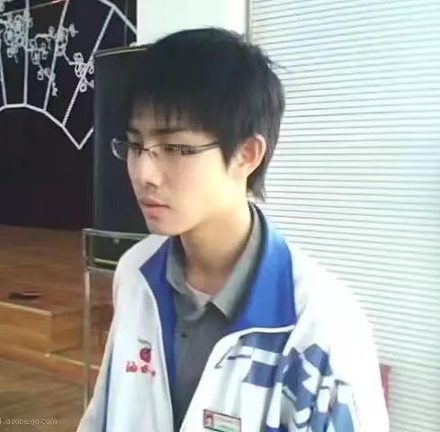 覃皓珺，長在天津的廣西陜西湖南湖北混血，涉獵文化評論、影視劇本、小說寫作等。