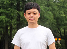 楊慶祥：李鳳群的寫作有國際視野　　《月下》為我們展現普通的女性，她們有著內在的生命意志，她們的精神有著復雜的維度。[詳細]