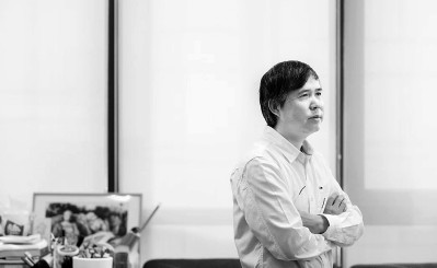 吳冠英，祖籍廣東中山，1955年生于廣西南寧，2022年去世。1982年畢業于中央工藝美術學院（今清華大學美術學院）裝潢美術系，留校任教，2005年參與建立清華大學美術學院信息藝術設計系，開設動畫設計專業。著有《動畫美術設計》《童趣二十四節氣》等，以及連環畫作品《帶閣樓的房子》《邦斯舅舅》《古都》等。圖片由作者提供