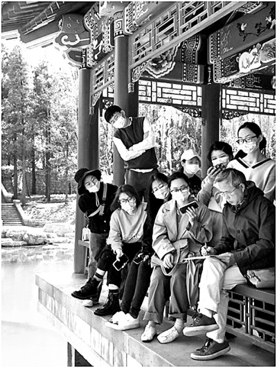 吳冠英（前排右一）在給學生上課。圖片由作者提供