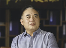 王躍文：我用老百姓的語言寫老百姓的生活　　我的文學語言的來處，一個就是我們自己的本民族的文學經典，再就是當地老百姓的語言……[詳細]