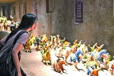 游客在河南洛陽朝陽鎮南石山村的唐三彩作品陳列展示館內參觀。新華社發