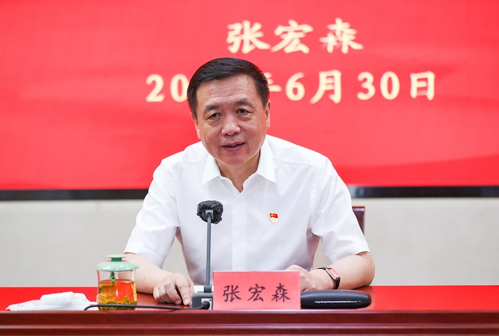 張宏森作了題為《以思想偉力匯聚奮進合力 用真理之光鑄就事業榮光》的專題黨課