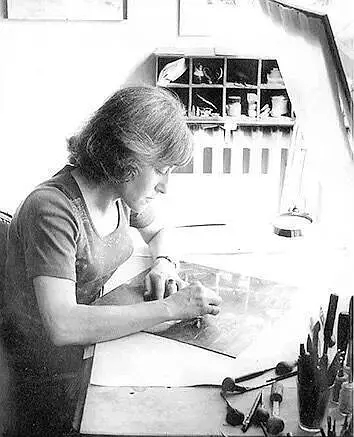 圖為吉賽爾創作銅版畫的情形。貝特朗在接受研究者訪談時，認同策蘭受到吉賽爾的激發，同時指出這種激發不僅僅指來自作品的激發，“他看到她創作的場景，她的姿勢、酸、腐蝕，所有這一切，像酸腐蝕銅版一樣腐蝕著策蘭的精神?！? /></p>
<p style=