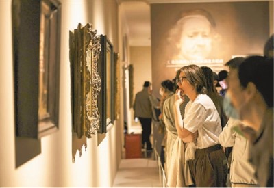 觀眾在“今夜無眠·上博十二時辰藝術嘉年華”活動上參觀展覽 袁歡歡攝(人民圖片)