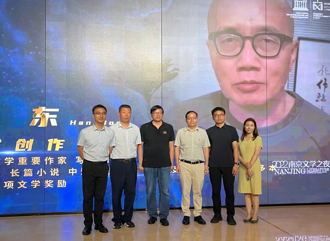 合影留念（右起：向南星、匡軍、聞一武、曹峰峻、潘劍、陳恒?。?></p> 
 <p style=