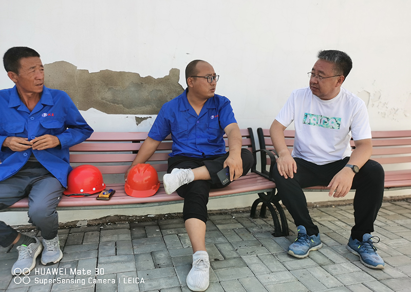 作家李子勝（右一）與鹽業風情園內鹽工師傅座談，了解現代制鹽工藝