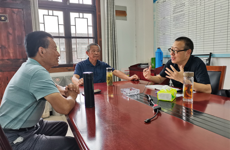 采訪當年參與發現、守護遺址的村民萬傳倉、程年倉