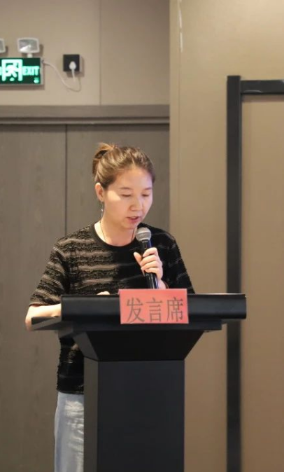 內蒙古翻譯家協會副秘書長趙朝霞傳達了內蒙古文聯第九次代表大會會議精神。