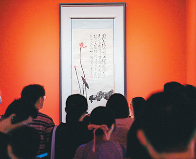 　觀眾在展覽上欣賞名家名作。 　　北京民生現代美術館供圖