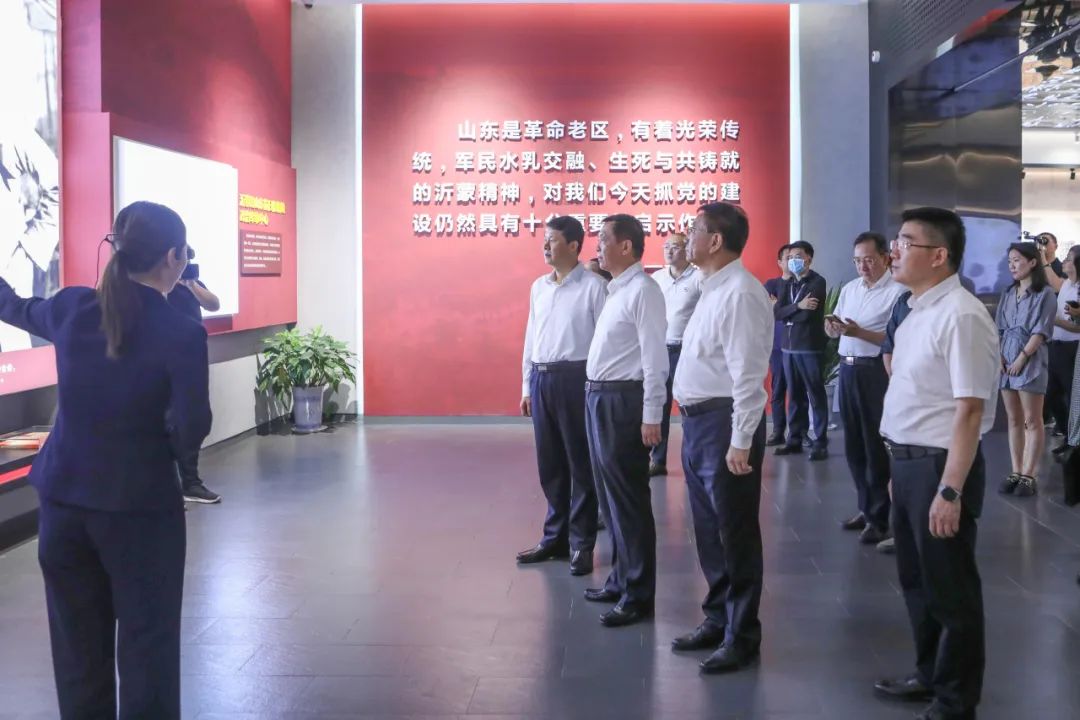 作家們參觀臨沂市規劃展覽館