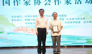 張宏森頒發“入會紀念牌”