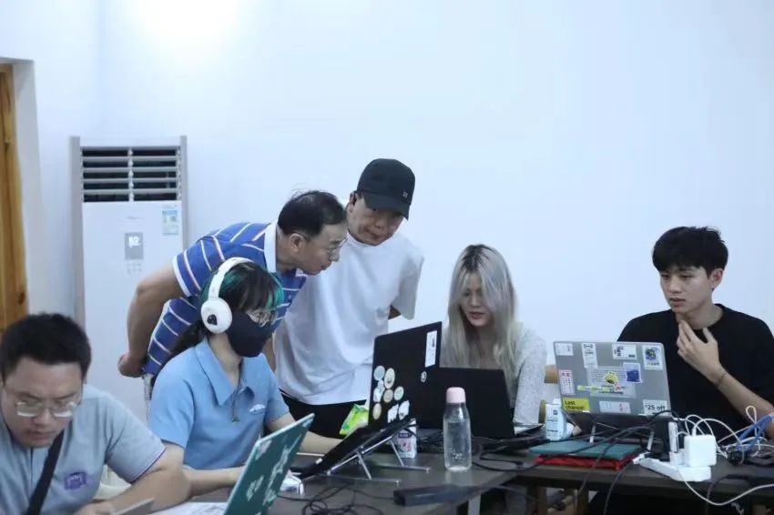 作家們參觀清華大學鄉村振興工作站