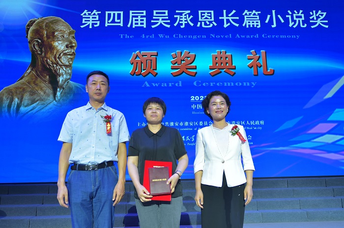 《人民文學》雜志社事業發展部主任康有勝，中共淮安市淮安區委常委、宣傳部部長祁素娟為季玉頒獎