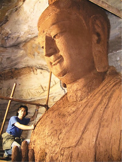 　史延春在云岡石窟第十號窟佛造像復原現場。 　　受訪者供圖