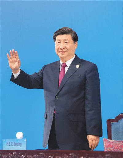  7月28日晚，第三十一屆世界大學生夏季運動會在四川省成都市隆重開幕。這是國家主席習近平在主席臺上向大家揮手致意。   新華社記者 鞠 鵬攝