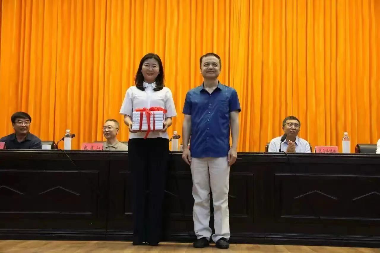 石一寧向奈曼創閱中心贈送《民族文學<精品選>》