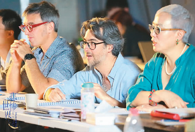 　讓·貝洛里尼（中）與其他主創人員在劇場彩排。 　　本文配圖由央華戲劇提供