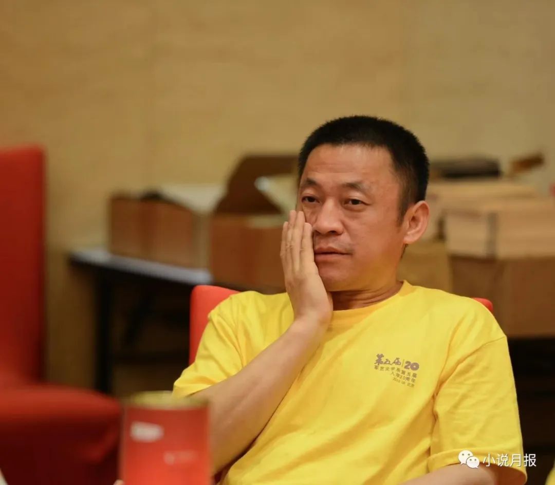 李亞，安徽亳州譙城人。出版中短篇小說集《幸福的萬花球》《初冬》等四部、長篇小說《流芳記》《花好月圓》等四部，曾獲十月文學獎、《小說月報》百花獎、《中國作家》鄂爾多斯文學獎中篇小說獎、魯彥周文學獎中篇小說獎、全軍文藝“新作品獎”一等獎等獎項。