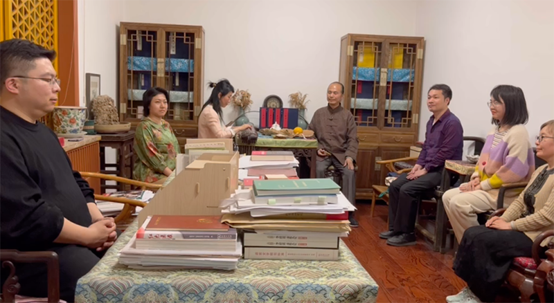 張衛東先生帶領學生于商務印書館國子監官韻誦唸傳承中心吟誦古詩詞