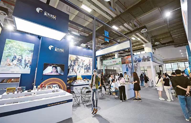 2023年5月27日，由中國作家協會、浙江省人民政府、杭州市人民政府主辦的“2023中國國際網絡文學周”在杭州開幕。本次網絡文學周以“多彩亞洲 精彩世界——中國網絡文學在亞洲的傳播”為主題，旨在提升中國網絡文學國際傳播能力。圖為網絡文學產業博覽會現場展示的網絡文學及衍生產品。 新華社記者 徐昱/攝