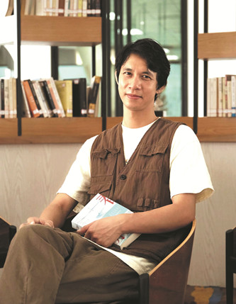 莫華杰，一九八四年生于廣西鐘山，現居廣東東莞。中國作協會員，中國報告文學學會會員，廣東文學院簽約作家，東莞市作家協會副主席。作品散見于《花城》《作家》《山花》《天涯》《芙蓉》等文學刊物。小說集《賒佛》入選“21世紀文學之星叢書”，著有長篇小說《春潮》、長篇紀實文學《世界微塵里》。曾獲首屆漓江文學獎、廣東有為文學散文獎等。