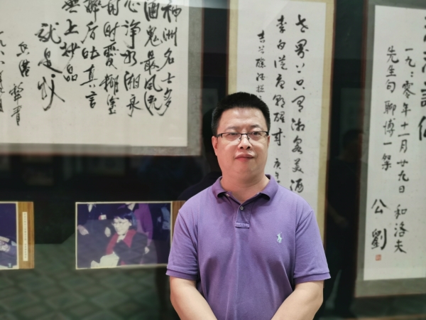 田耳，1976年生于湖南鳳凰，現居于廣西。2007年，田耳憑借中篇小說《一個人張燈結彩》獲得第四屆魯迅文學獎，成為該獎史上最年輕的得主