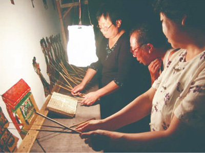 　劇團演員在幕后操作皮影。 　　以上圖片均為孫福軍提供 　　制圖：趙偲汝