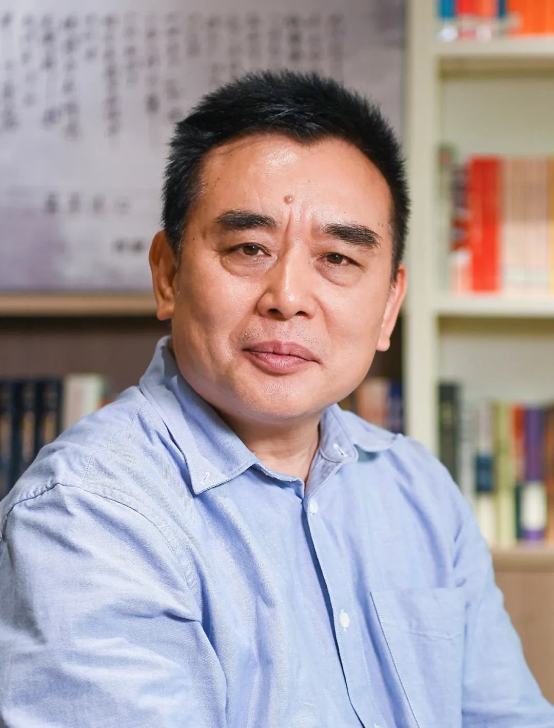 王躍文，著名作家，湖南省溆浦縣人。著有長篇小說《家山》《國畫》《梅次故事》《亡魂鳥》《朝夕之間》《蒼黃》《大清相國》《愛歷元年》，中短篇小說集《漫水》《無雪之冬》，散文隨筆集《幽默的代價》《喊山應》，訪談錄《王躍文文學回憶錄》《無違》等。其中《大清相國》被翻譯成日文出版，小說集《漫水》被翻譯成英文出版。先后獲魯迅文學獎、湖南省青年文學獎、湖南省文化創新獎、湖南省文學藝術獎等，其作品既有對現實矛盾的銳利揭示，對歷史長河的人文發現，也有對原鄉故土的深情回望?，F居長沙。