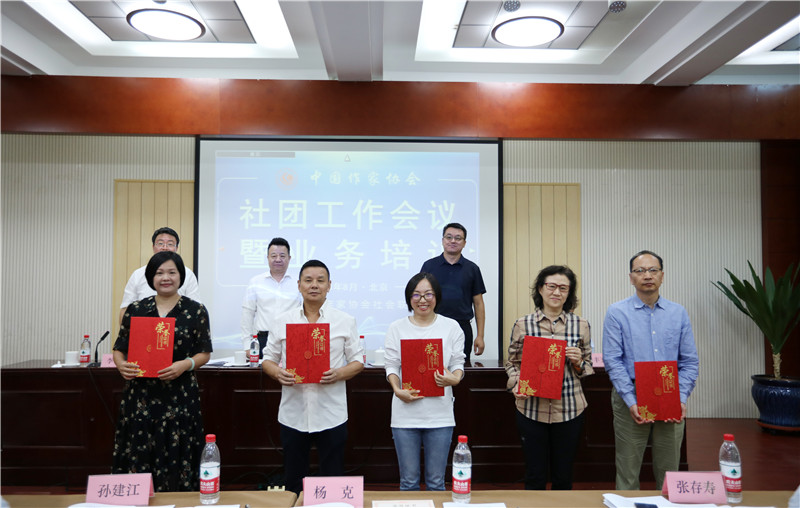 對優異社團頒發獎勵性補助榮譽證書