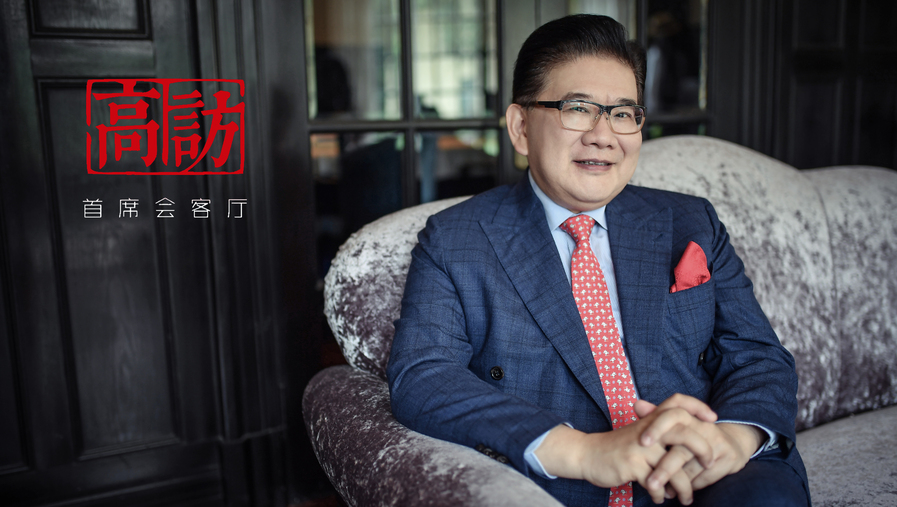 曹可凡：1963年7月27日生于上海，江蘇無錫人，1991年畢業于上海第二醫科大學（現上海交通大學醫學院），獲碩士學位。1987年開始業余參與主持電視節目，1995年任東方電視臺專職主持人，1997年獲全國播音主持“金話筒獎”?，F任上海廣播電視臺節目主持人、同濟大學客座教授。