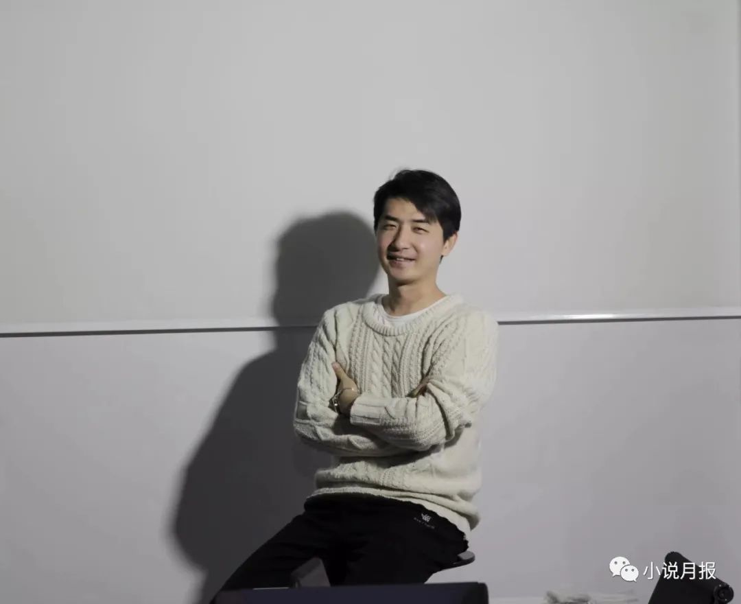 哥舒意，青年作家，魯迅文學院第十四屆中青年高研班學員。已出版《惡魔奏鳴曲》《中國孩子》等多部長篇。作品多次在《收獲》《萌芽》《青年文學》《上海文學》《小說界》《山花》等文學雜志發表。