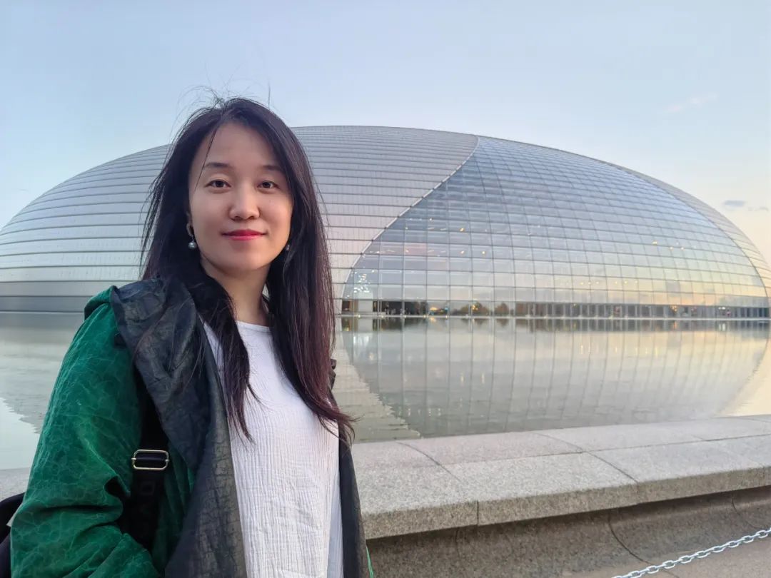 劉國欣，陜北人，中國作家協會會員，陜西師范大學文學院教師。作品見于《鐘山》《花城》《清明》等刊。出版有小說集《供詞》《城客》《夜茫?！?，散文隨筆集《次第生活》《黑白：永恒的沙漠之渴》等。