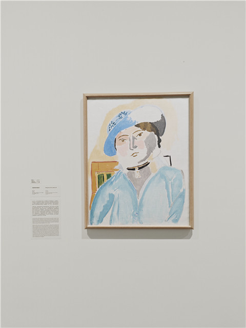 馬蒂斯《戴皮帽的瑪格麗特》。馬蒂斯用藍色、粉紫色和黃色渲染出瑪格麗特輕盈的面容，畫面中并置的色塊周圍沒有任何線條勾勒，未著色的區域完全留白。這幅飽含情感的肖像，雖寥寥數筆卻捕捉到了人物的神韻，因為他通過色彩構建的柔和氛圍緩和了瑪格麗特憂郁的神情?，敻覃愄匾蛲杲邮芎粑朗中g而留下了傷疤，不得不經常以配飾遮掩。我們從這幅畫作溫柔的氛圍中可以感受到父親對女兒深沉的憐愛。