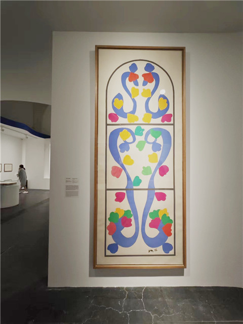 《葡萄樹》彩繪玻璃草圖。在馬蒂斯看來，剪紙是為玻璃花窗設計草圖的理想工具。對不透明水彩紙進行裁剪的過程，就像是切割玻璃一樣，只不過光線不能穿透紙面，因此在繪制玻璃花窗的草圖時，應該考慮光線的穿透效果。年過70歲的馬蒂斯憑借對剪紙的熱情和經驗不斷鉆研，投入到全新材質的創作之中。他將長久以來在作品中探討的空間概念以另一種媒介呈現，創造出一個真正的色彩空間，實現了空間維度上的拓展。