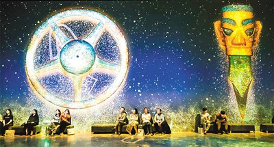 觀眾沉浸在三星堆的光影世界中。